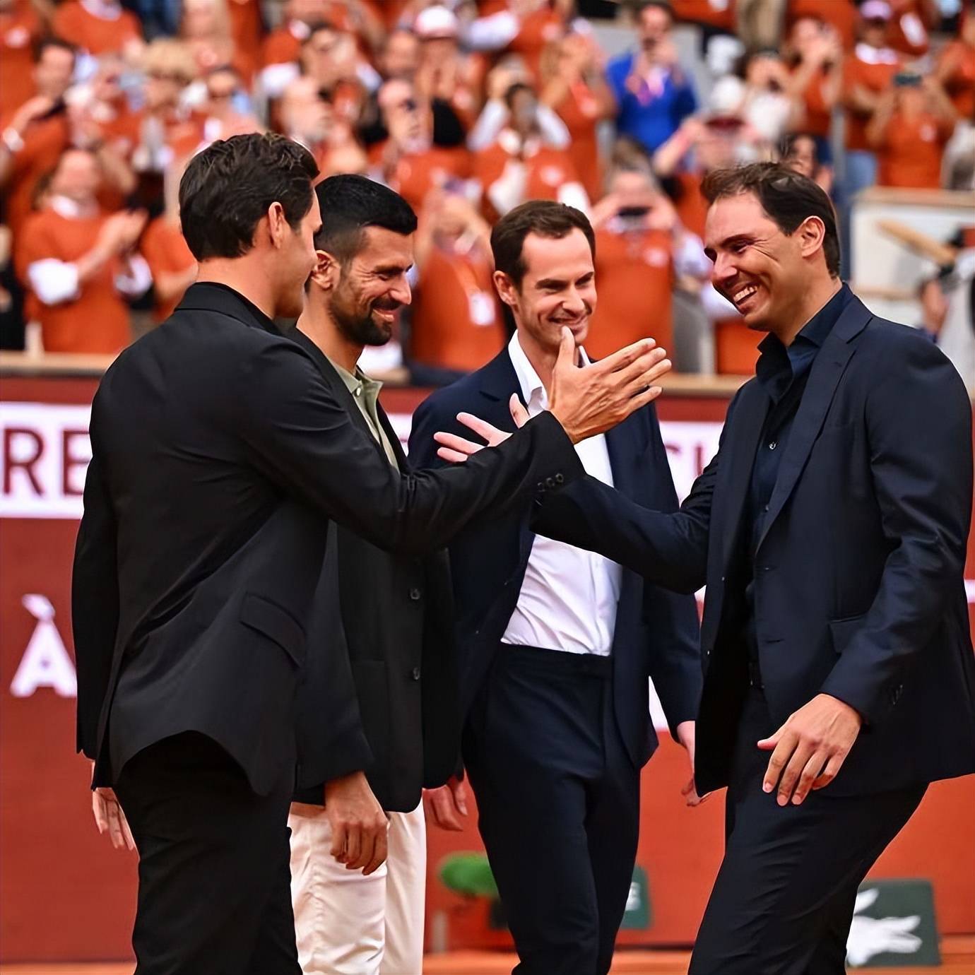 爱游戏平台-纳达尔重返赛场，领先优势明显首场状态出色，篮网观众沸腾！(纳达尔2021年赛程)